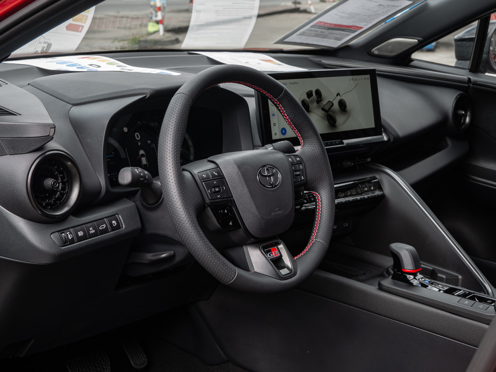Fahrzeugansicht TOYOTA C-HR 2,0 l Plugin 4x2 GR Sport - Bild 35