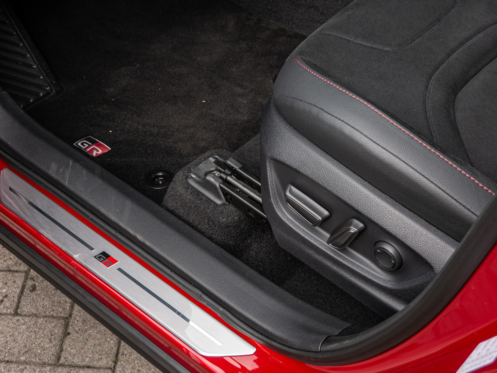 Fahrzeugansicht TOYOTA C-HR 2,0 l Plugin 4x2 GR Sport - Bild 36