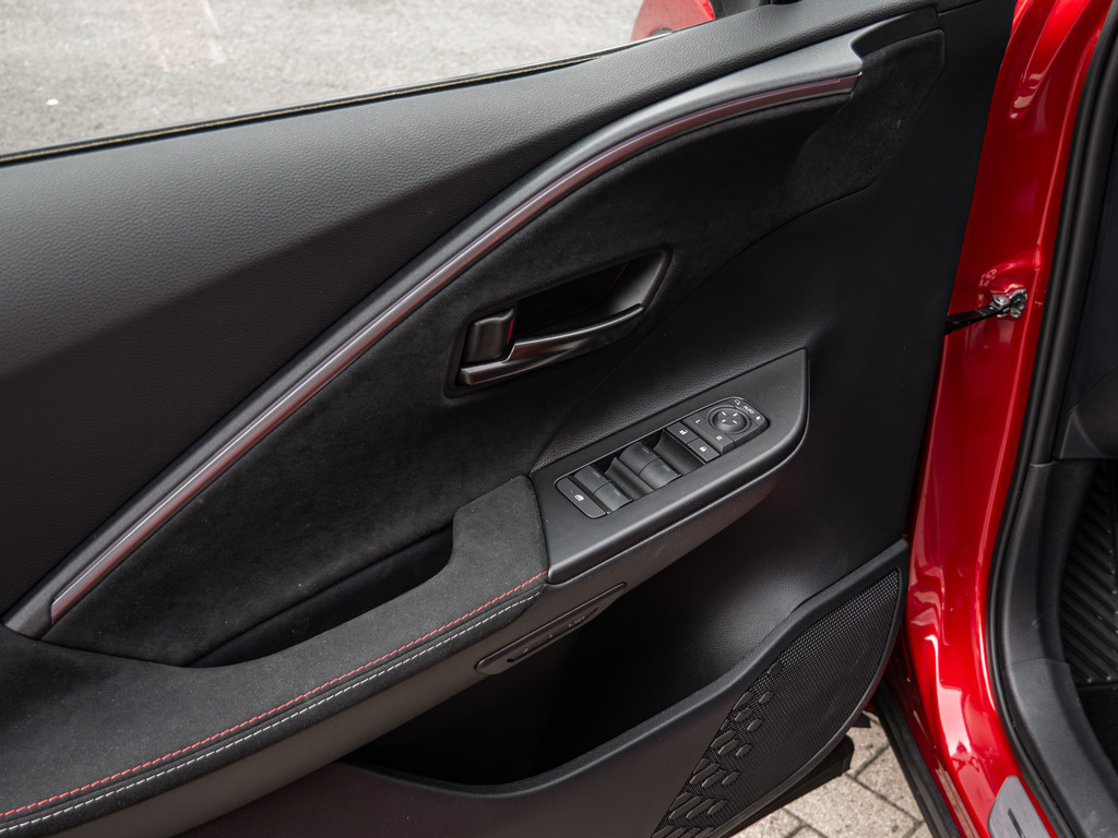 Fahrzeugansicht TOYOTA C-HR 2,0 l Plugin 4x2 GR Sport - Bild 39