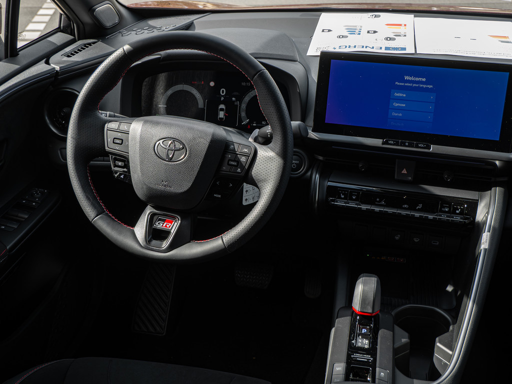 Fahrzeugansicht TOYOTA C-HR 2,0 l Plugin 4x2 GR Sport - Bild 2