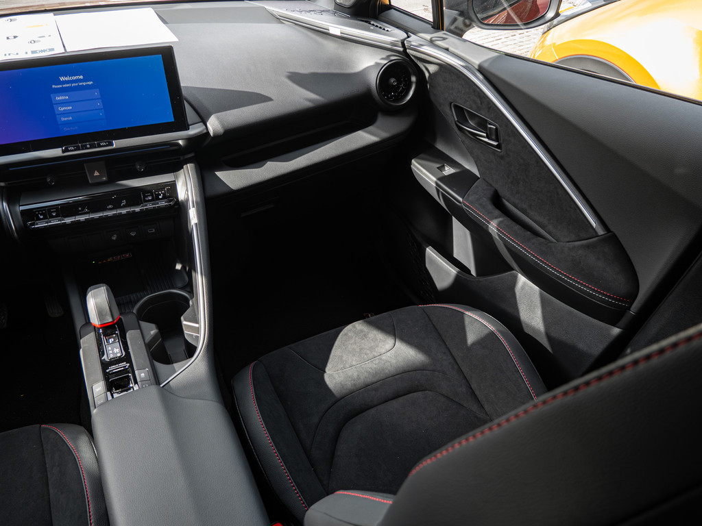 Fahrzeugansicht TOYOTA C-HR 2,0 l Plugin 4x2 GR Sport - Bild 3