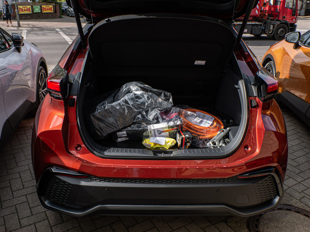 Fahrzeugansicht TOYOTA C-HR 2,0 l Plugin 4x2 GR Sport - Bild 4