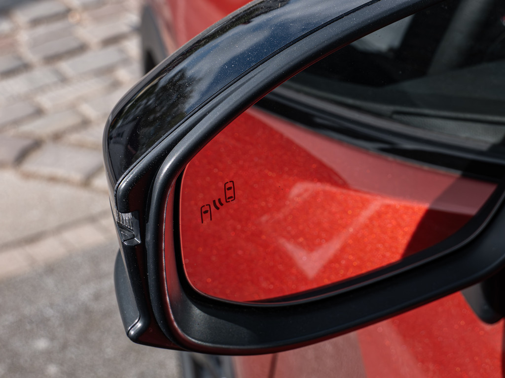 Fahrzeugansicht TOYOTA C-HR 2,0 l Plugin 4x2 GR Sport - Bild 6