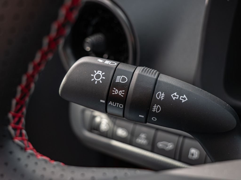 Fahrzeugansicht TOYOTA C-HR 2,0 l Plugin 4x2 GR Sport - Bild 21