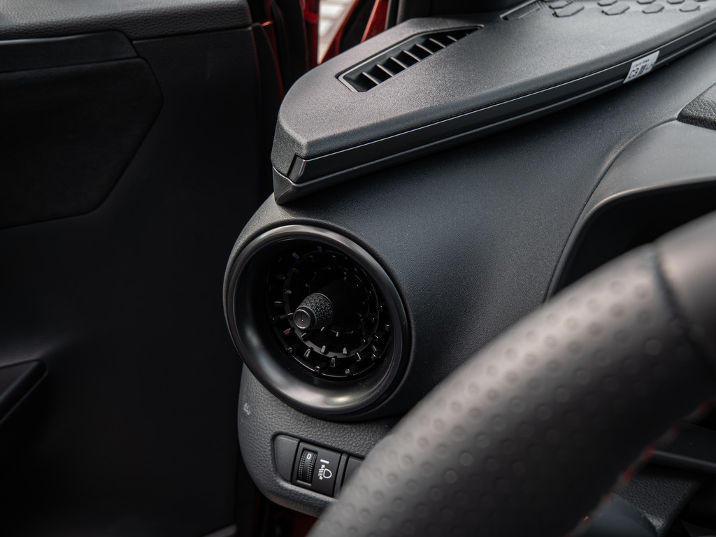 Fahrzeugansicht TOYOTA C-HR 2,0 l Plugin 4x2 GR Sport - Bild 25