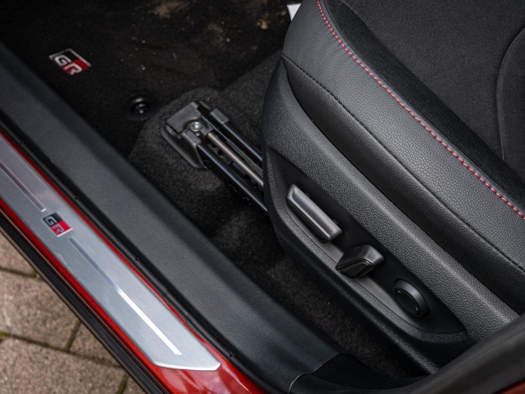 Fahrzeugansicht TOYOTA C-HR 2,0 l Plugin 4x2 GR Sport - Bild 30