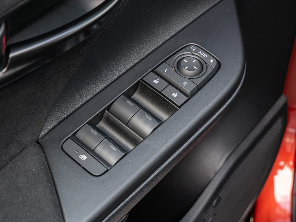 Fahrzeugansicht TOYOTA C-HR 2,0 l Plugin 4x2 GR Sport - Bild 32