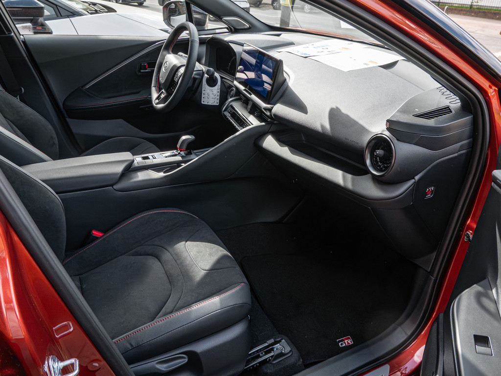 Fahrzeugansicht TOYOTA C-HR 2,0 l Plugin 4x2 GR Sport - Bild 37