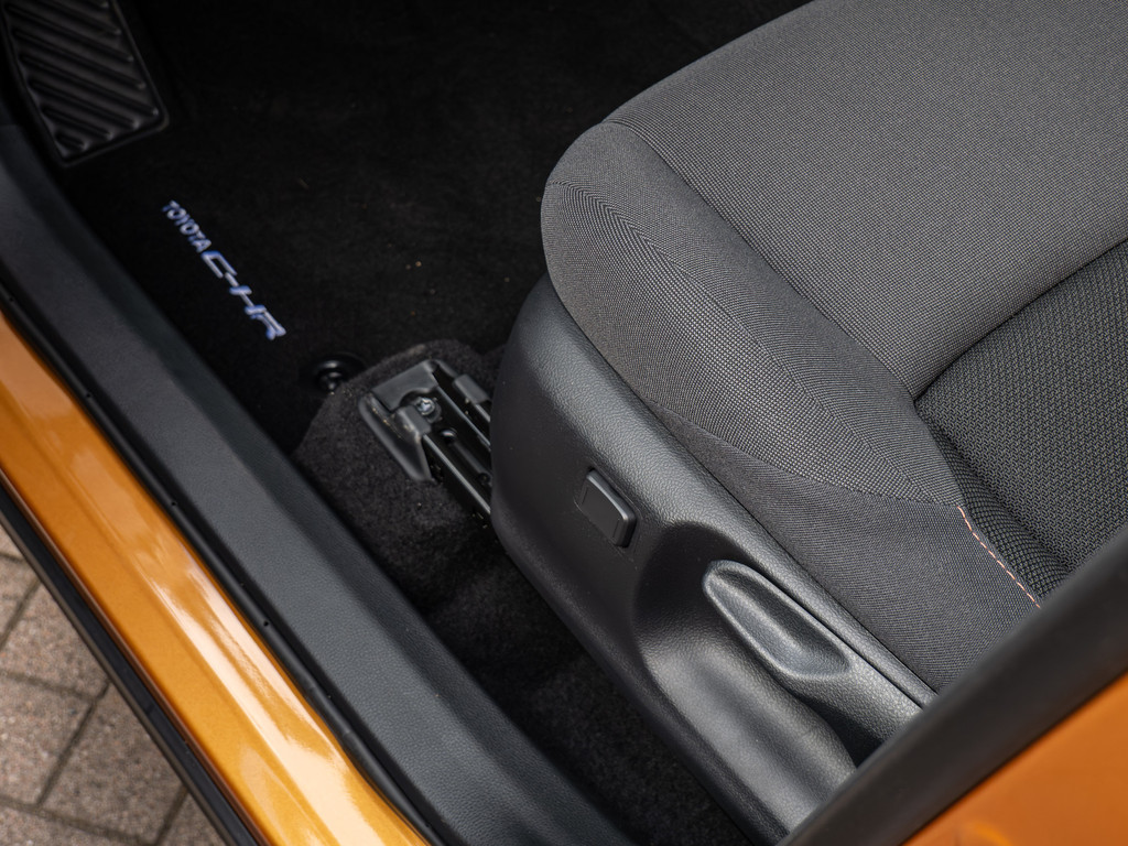 Fahrzeugansicht TOYOTA C-HR Hybrid Teamplayer - Bild 32