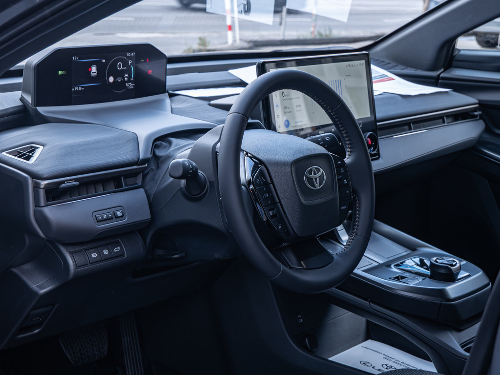 Fahrzeugansicht TOYOTA C-HR 2.0 Plug-In Hybrid FWD Teamplayer - Bild 17