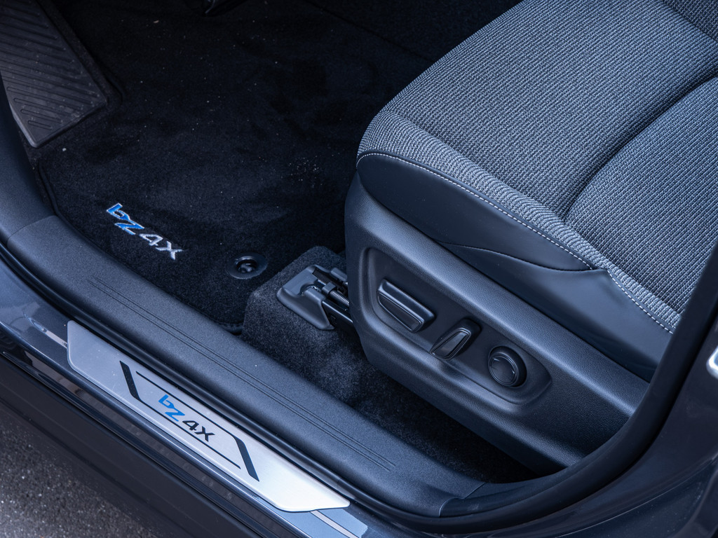 Fahrzeugansicht TOYOTA C-HR 2.0 Plug-In Hybrid FWD Teamplayer - Bild 18