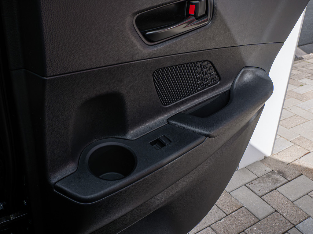 Fahrzeugansicht TOYOTA C-HR 2.0 Plug-In Hybrid FWD Teamplayer - Bild 3