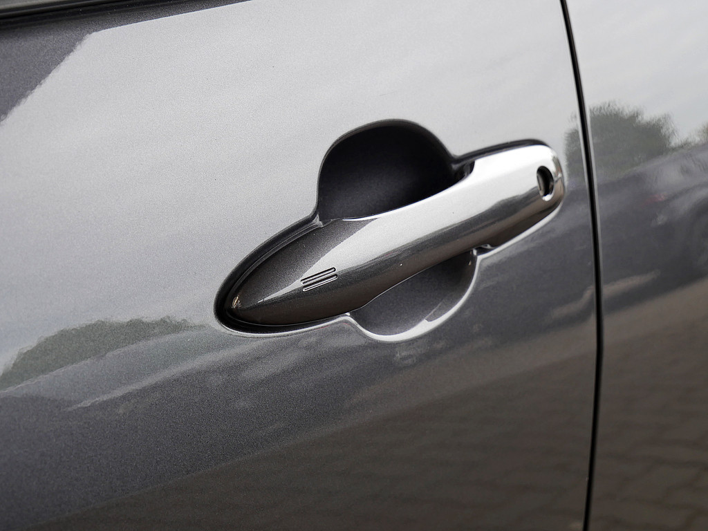 Fahrzeugansicht TOYOTA Yaris Hybrid 1.5 VVT-i Team D - Bild 4