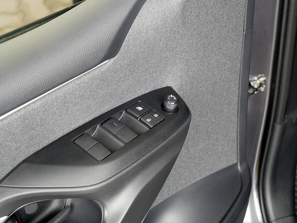 Fahrzeugansicht TOYOTA Yaris Hybrid 1.5 VVT-i Team D - Bild 6