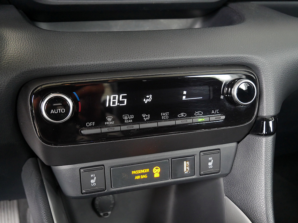 Fahrzeugansicht TOYOTA Yaris Hybrid 1.5 VVT-i Team D - Bild 9