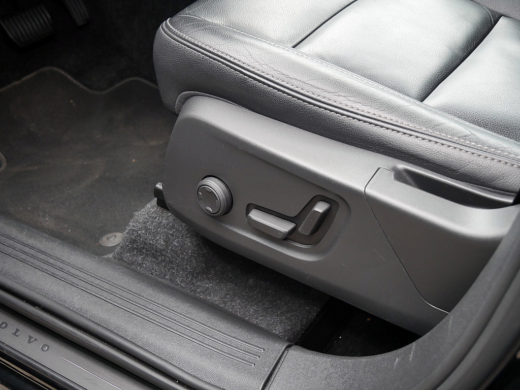 Fahrzeugansicht VOLVO XC40 T4 Momentum - Bild 8