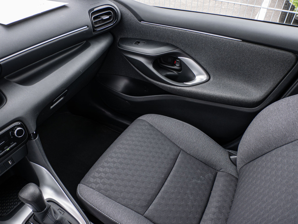Fahrzeugansicht TOYOTA Yaris Hybrid 1.5 VVT-i Team D - Bild 17