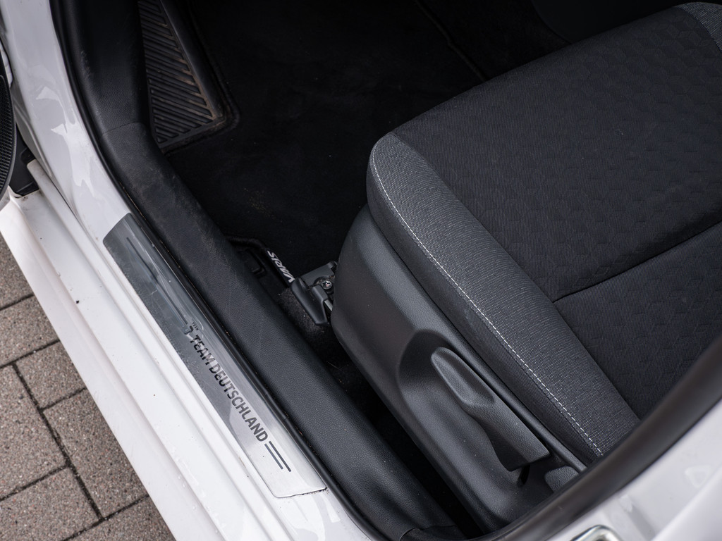 Fahrzeugansicht TOYOTA Yaris Hybrid 1.5 VVT-i Team D - Bild 28