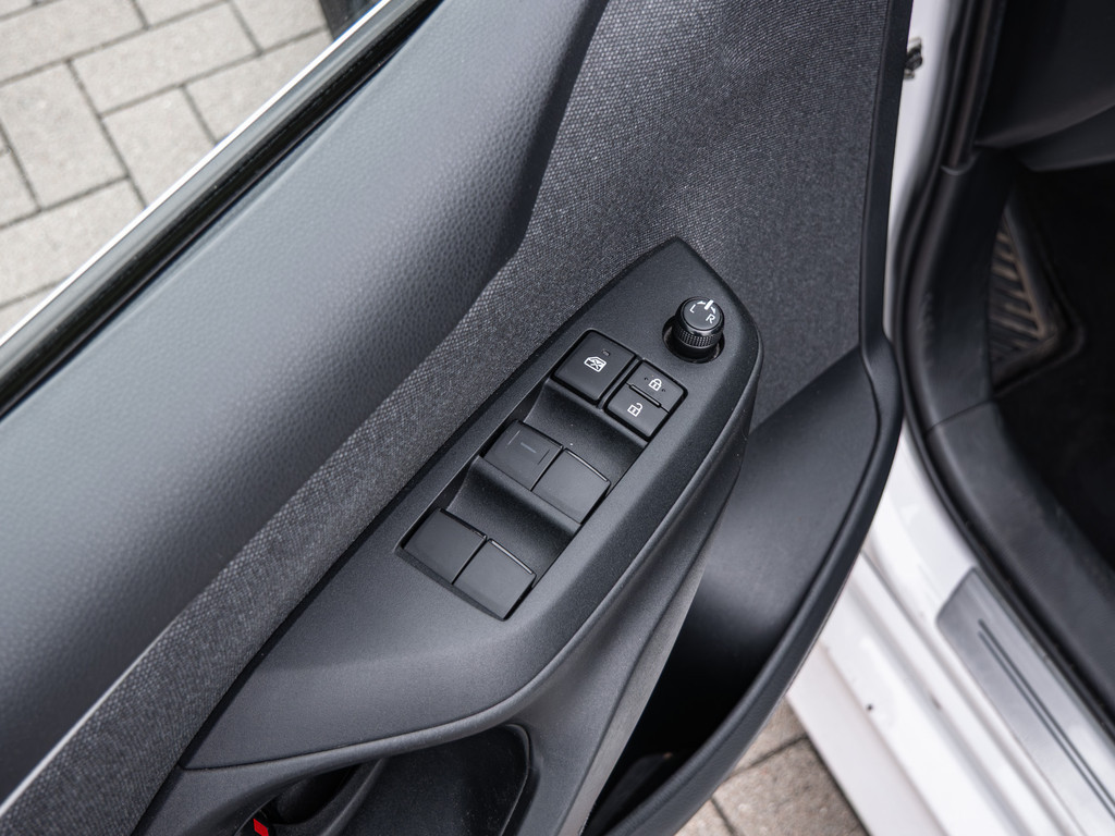 Fahrzeugansicht TOYOTA Yaris Hybrid 1.5 VVT-i Team D - Bild 30