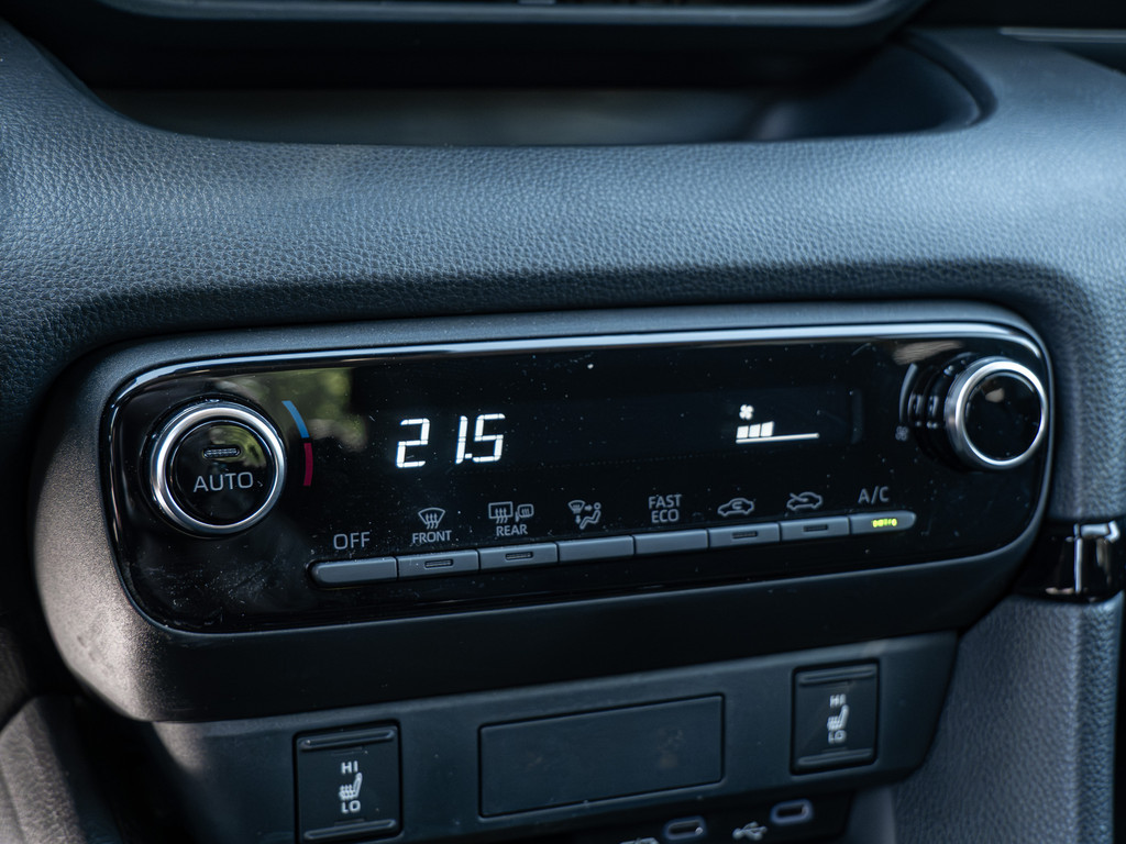 Fahrzeugansicht TOYOTA Yaris Hybrid 1.5 VVT-i Team D - Bild 15