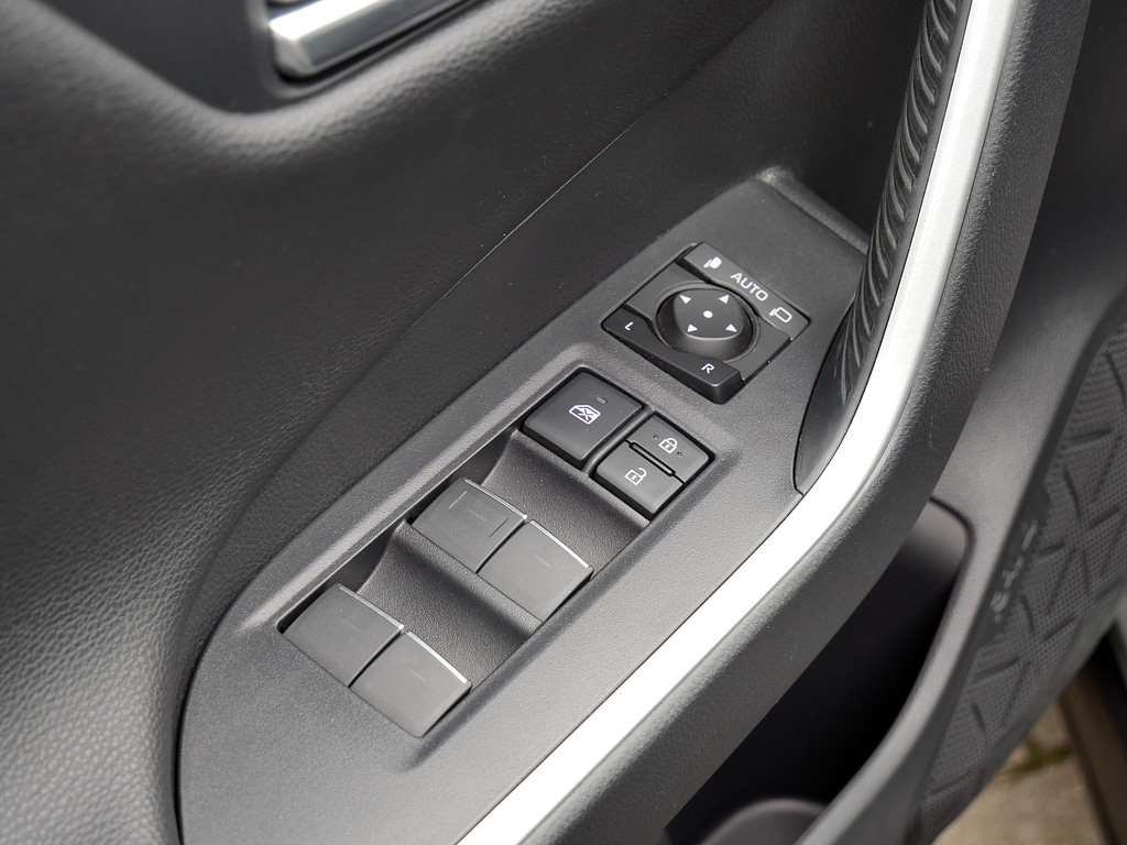 Fahrzeugansicht TOYOTA RAV4 2.5 Hybrid 4x4 Adventure - Bild 6