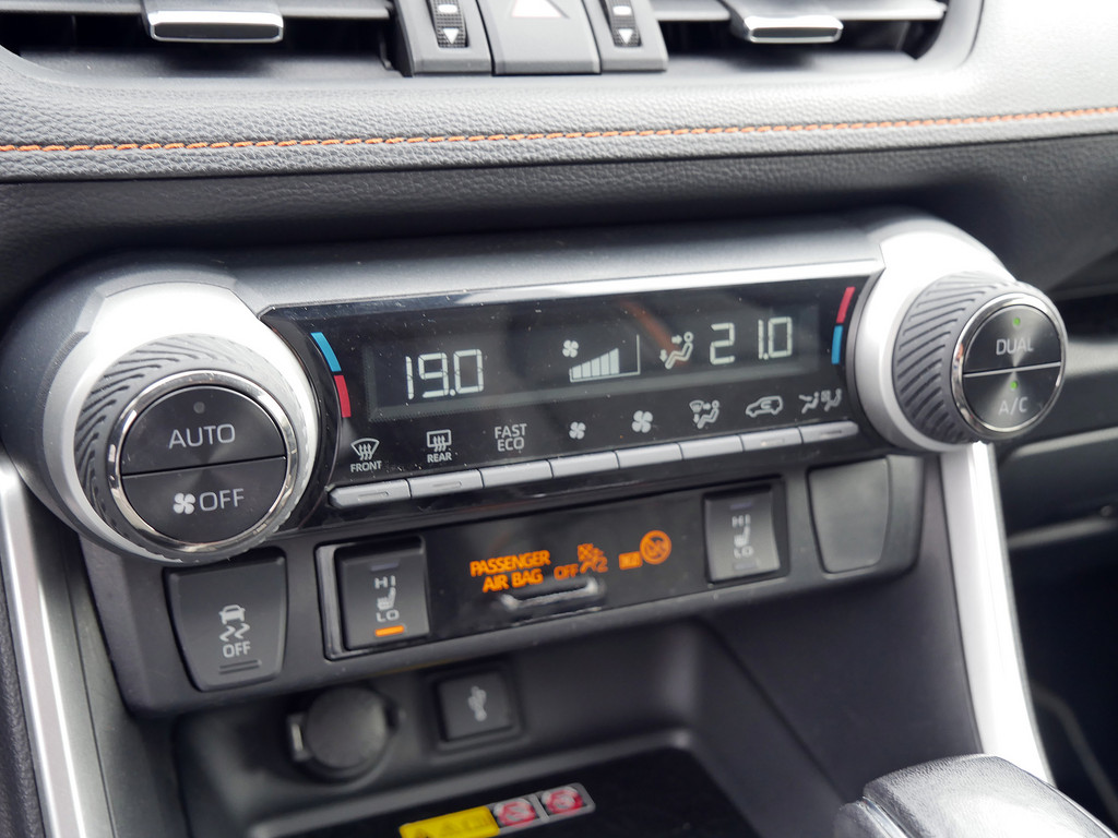 Fahrzeugansicht TOYOTA RAV4 2.5 Hybrid 4x4 Adventure - Bild 9