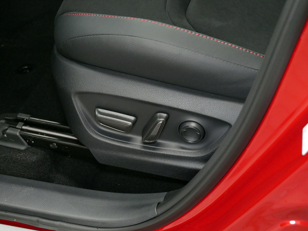 Fahrzeugansicht TOYOTA C-HR 2.0 Plug-In Hybrid FWD GR Sport - Bild 11