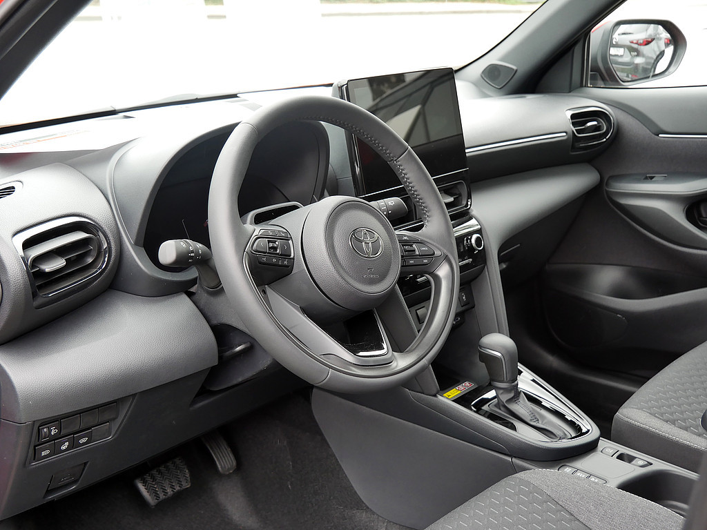 Fahrzeugansicht TOYOTA Yaris Cross 1.5 Hybrid FWD Teamplayer - Bild 6