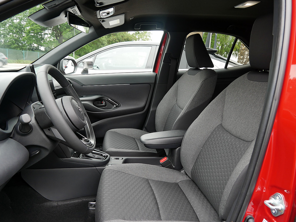 Fahrzeugansicht TOYOTA Yaris Cross 1.5 Hybrid FWD Teamplayer - Bild 8