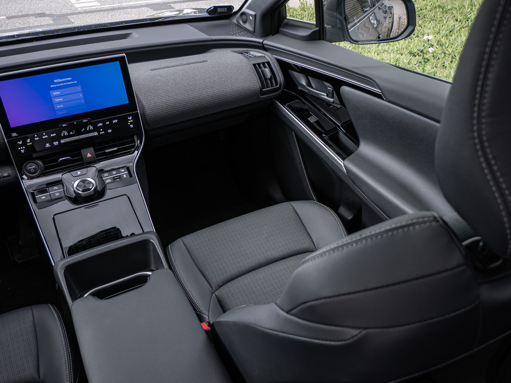 Fahrzeugansicht TOYOTA bZ4X Lounge - Bild 6