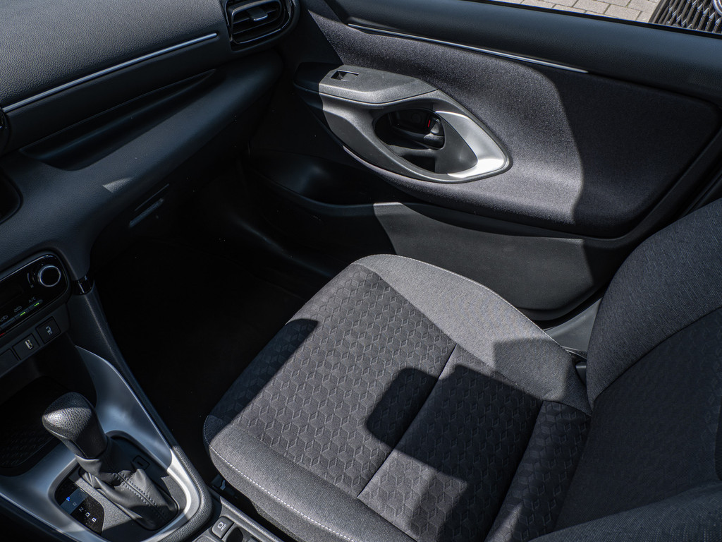 Fahrzeugansicht TOYOTA Yaris Hybrid 1.5 VVT-i Team D - Bild 20