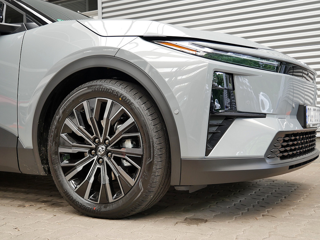 Fahrzeugansicht TOYOTA C-HR+ 252 kW AWD Lounge - Bild 36