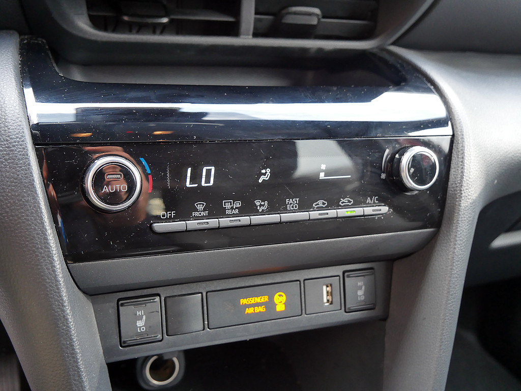 Fahrzeugansicht TOYOTA Yaris Cross Hybrid 1.5 VVT-i Team Deutschland - Bild 11